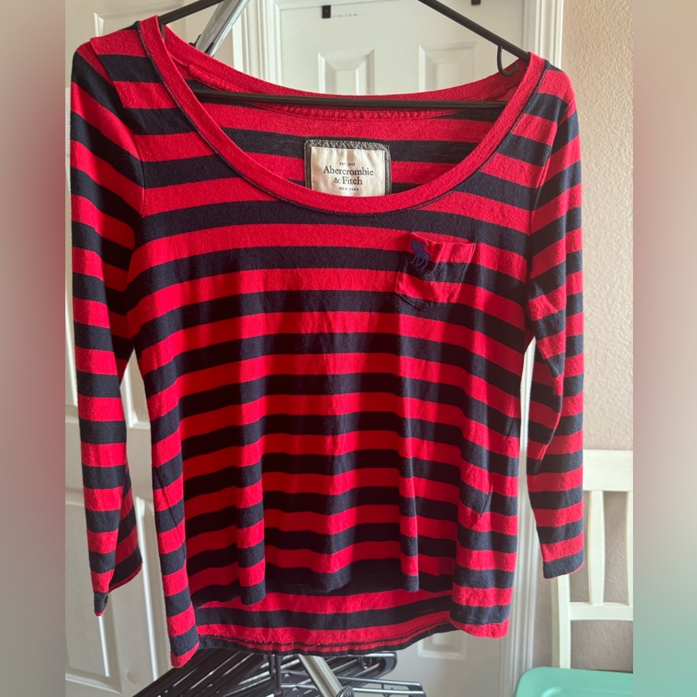 Great condition! Abercrombie & Fitch Women’s 3/4 Length Sleeve Top. Size Small.